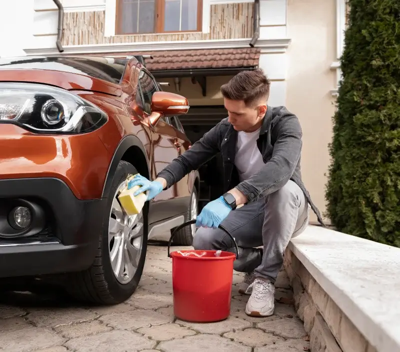 Lavage auto à domicile Campsas : professionnel intervenant sur un véhicule